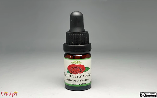 Rose essential oil, (rosa damascena). 1