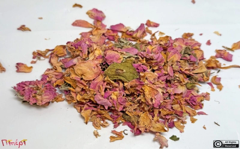 Ροδοπέταλα , πέταλα άγριας Τριανταφυλλιάς, ( rosa damascena ).  1