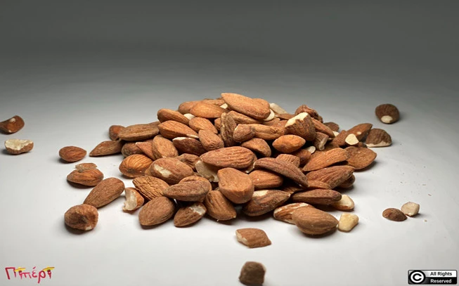 Bitter almond, bitter almond fruit, (Amygdalus communis), (Prunus amaris). 1